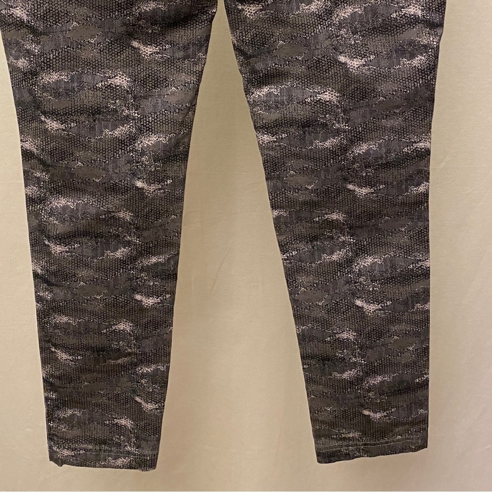 Aventura 6 Blake Print Skinny Pants Reptile Camo Print Taupe Gray Organic Cotton - Picture 8 of 16